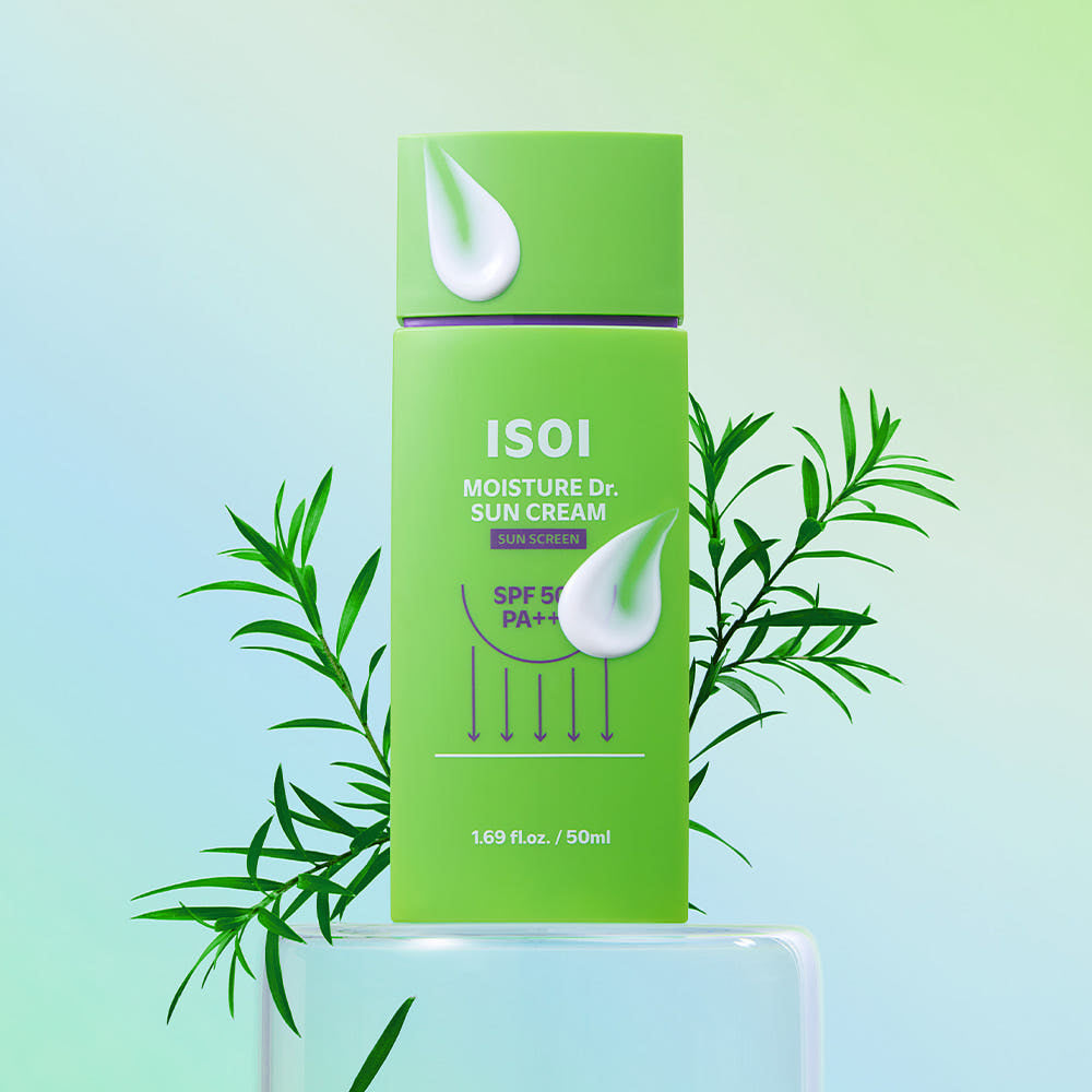 IS0I Moisture Doctor Sun Cream SPF50+PA+++ 50ml de marque IS0I, crème solaire verte sur fond vert avec feuilles.