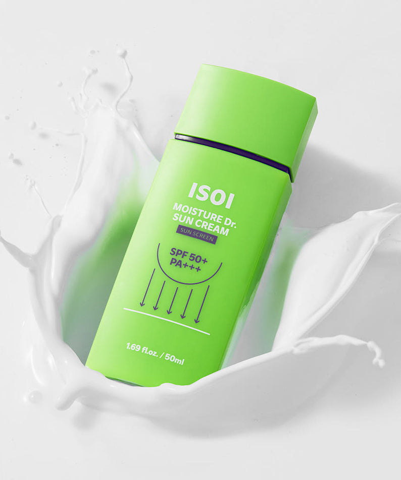 ISOI Moisture Doctor Sun Cream SPF50+PA+++ 50ml en flacon vert, posé dans un décor de crème et éclaboussures blanches