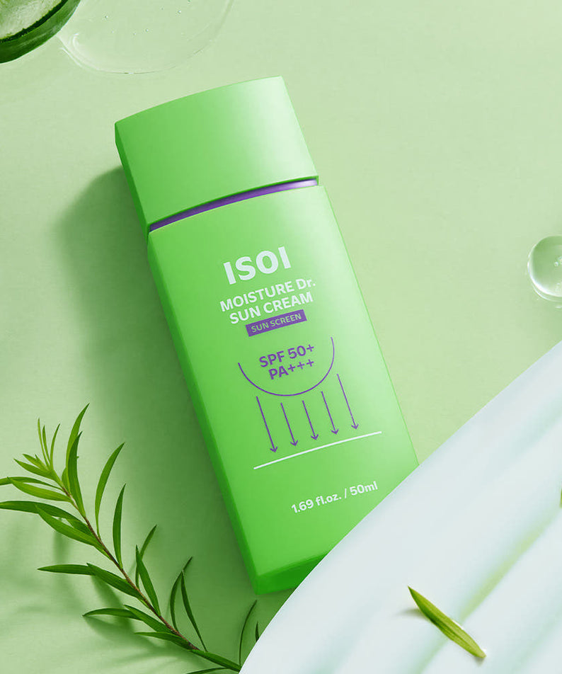 Décris l'image en français : ISOI Moisture Doctor Sun Cream SPF50+PA+++ 50ml, bouteille verte sur fond vert avec feuilles.