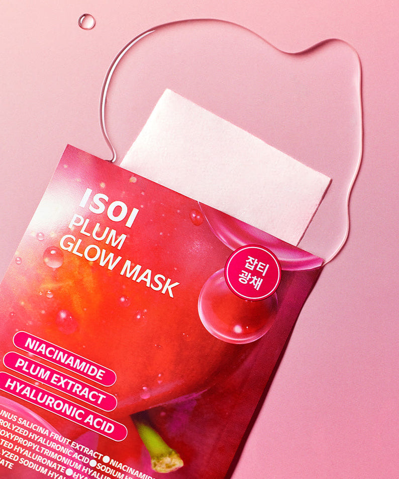 ISOI Plum Glow Mask 23ml 1 Sheet de la marque ISOI, masque visage en sachet rouge, fond rose décoratif.