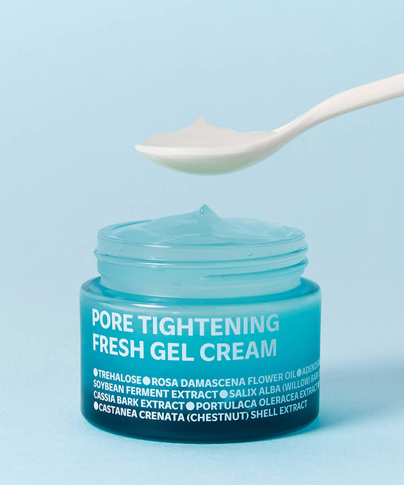IS0I Pore Tightening Fresh Gel Cream 50ml ISOI, gel crème bleue, pot ouvert et cuillère sur fond bleu clair