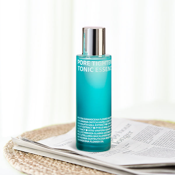ISOI Pore Tightening Tonic Essence 130ml, flacon turquoise sur drap blanc, contexte beauté/soin visage en lumière douce