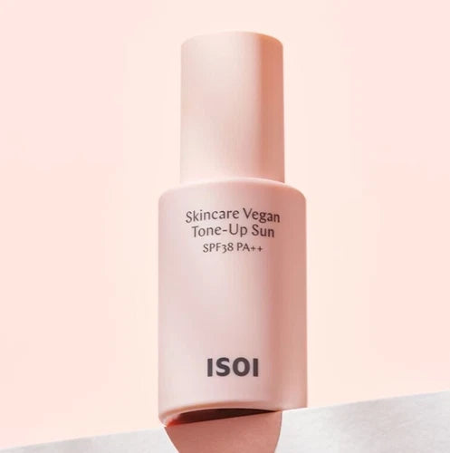 ISOI Skincare Vegan Tone-Up Sun SPF38, PA++ 40ml : flacon crème solaire vegan sur fond rose, packaging maquillage.