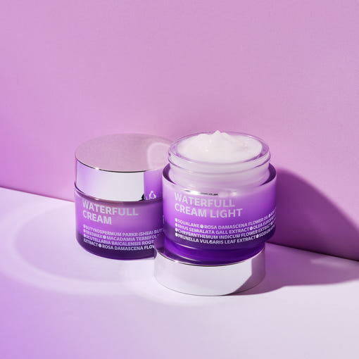 IS OI Waterful Cream Light 50ml, crème hydratante de la marque ISOI, pots ouverts sur fond violet et blanc.