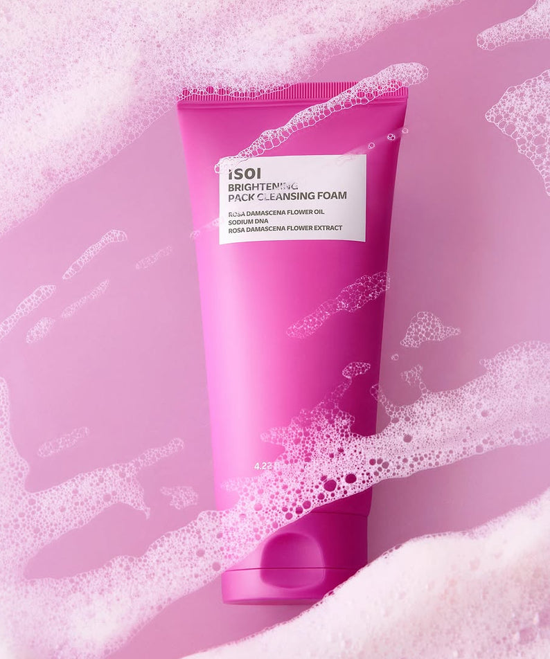 ISOI Brightening Pack Cleansing Foam 125ml sur fond rose mousseux, nettoyant visage illuminant en tube rose 125ml.