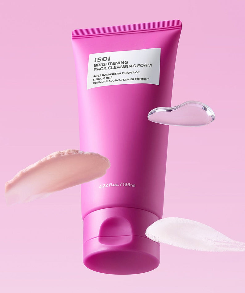 ISOI Brightening Pack Cleansing Foam 125ml sur fond rose, mousse nettoyante en suspension, extrait de fleur pour l'éclat de la peau.