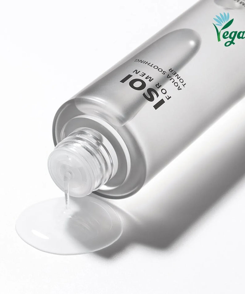 ISOI For Men Aqua Soothing Toner 150ml en aluminium avec bouchon ouvert, liquide versé, logo vegan visible sur le flacon.