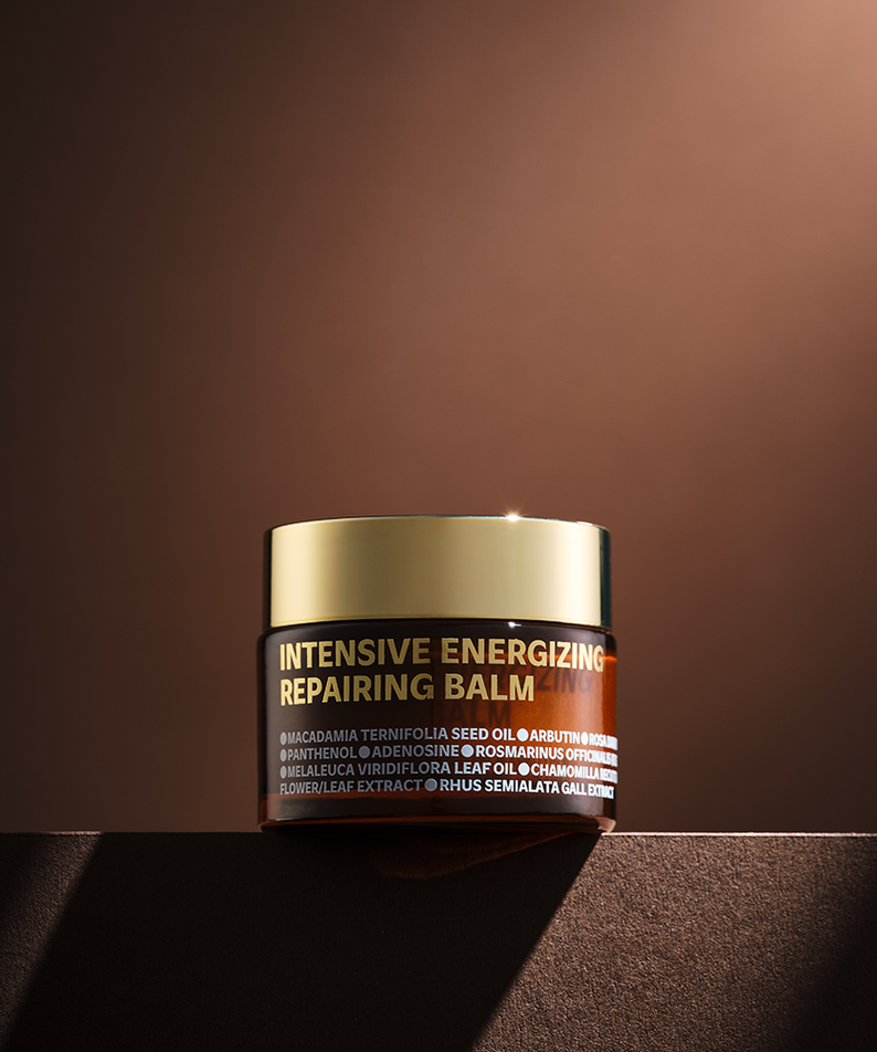 ISOI Intensive Energizing Repairing Balm 50ml sur une surface marron, pot doré.