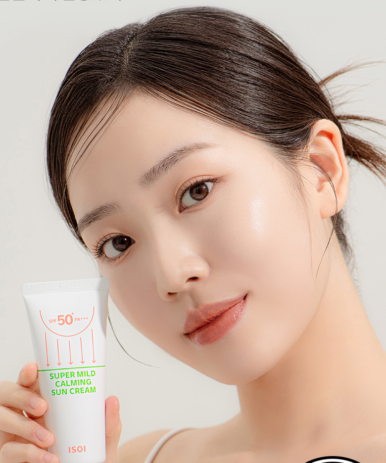 Femme tenant ISOI Super Mild Calming Sun Cream SPF50+PA++++ 55ml, crème solaire apaisante pour peaux sensibles.