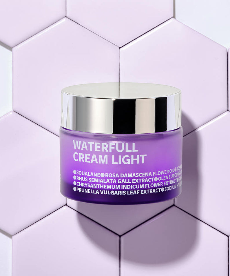 Pot de ISOI Waterful Cream Light 50ml sur fond de carreaux hexagonaux violets. Crème hydratante légère et rafraîchissante.