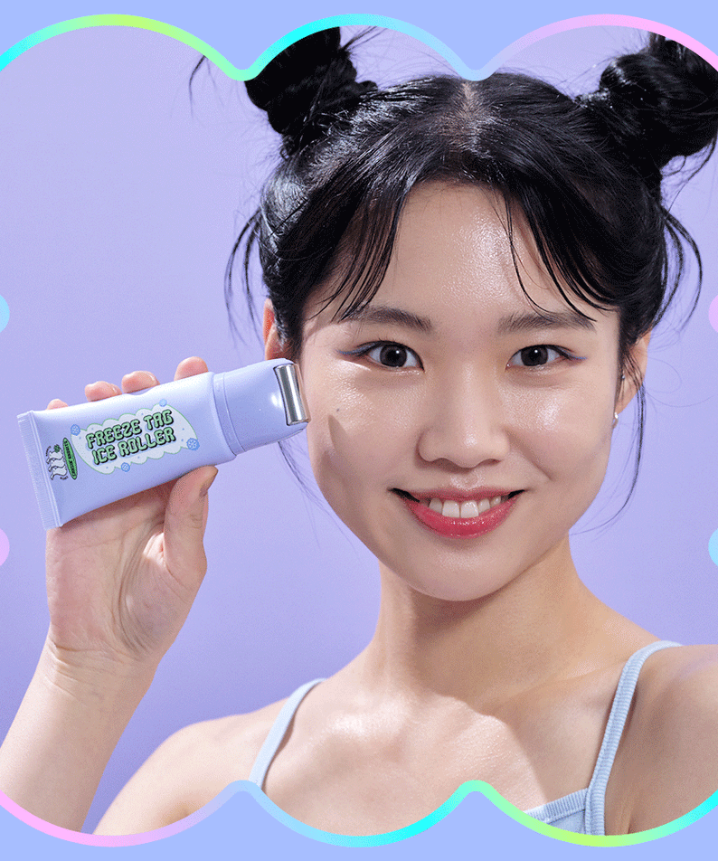 Une femme souriante utilise le IT'S SKIN Freeze Tag Ice Roller sur son visage.