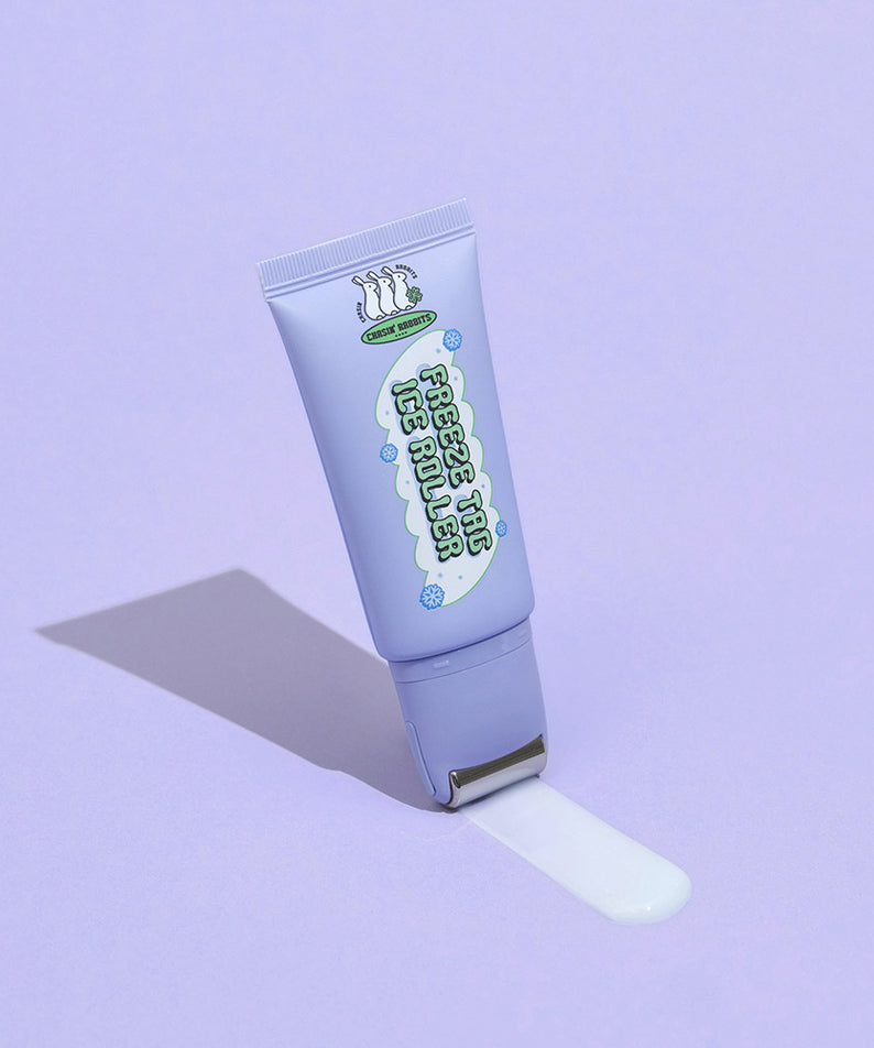 IT'S SKIN Freeze Tag Ice Roller sur fond violet en mouvement avec le produit visible.