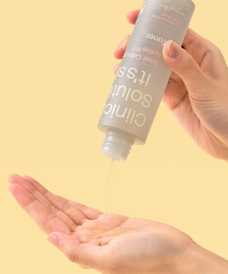 Main tenant IT'S SKIN Snail Collagen Active Toner 120ml, texture goutte sur paume, fond beige, cosmétique coréenne.