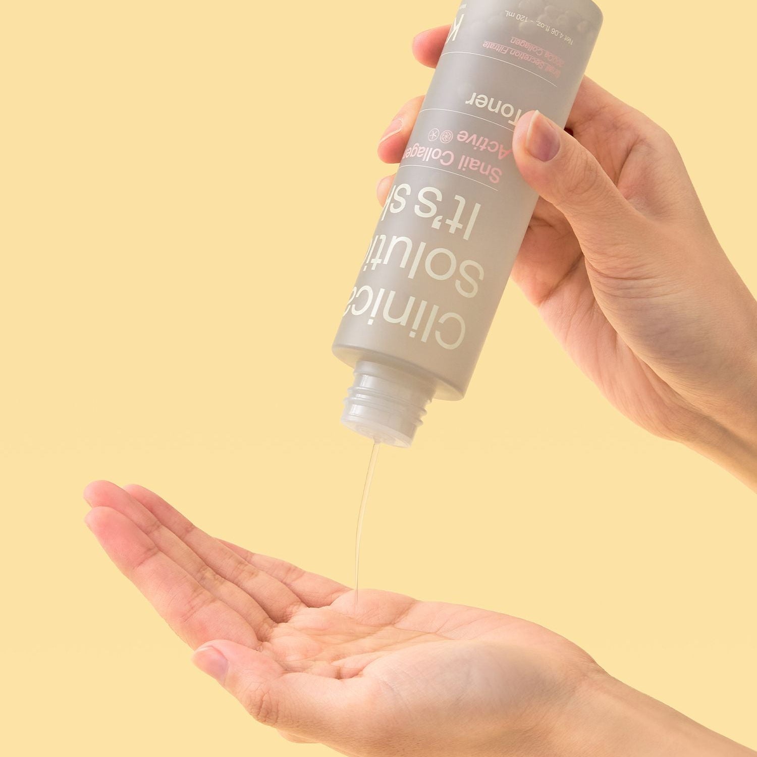 Main tenant IT'S SKIN Snail Collagen Active Toner 120ml, texture goutte sur paume, fond beige, cosmétique coréenne.