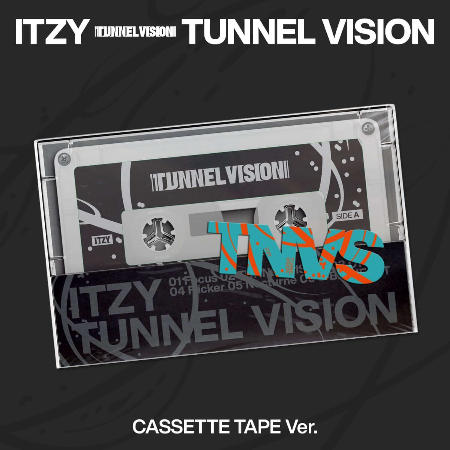 ITZY - [TUNNEL VISION] (Cassette Tape Ver) ( 1) - Album Kpop, visuel cassette argentée sur fond sombre.