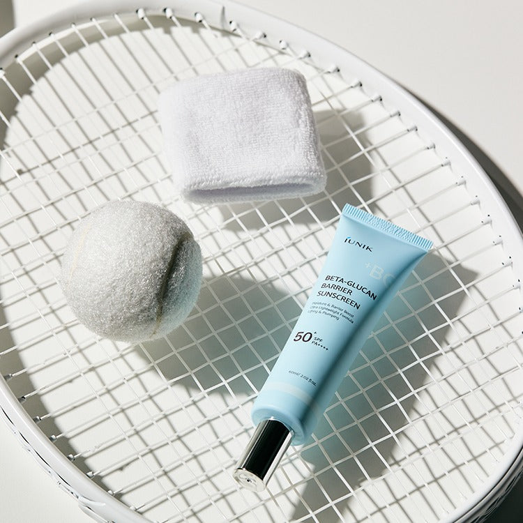 IUNIK Beta Glucan Barrier Sunscreen 60ml, tube IUNIK sur grille blanche, contexte soin visage au bain/douche, français