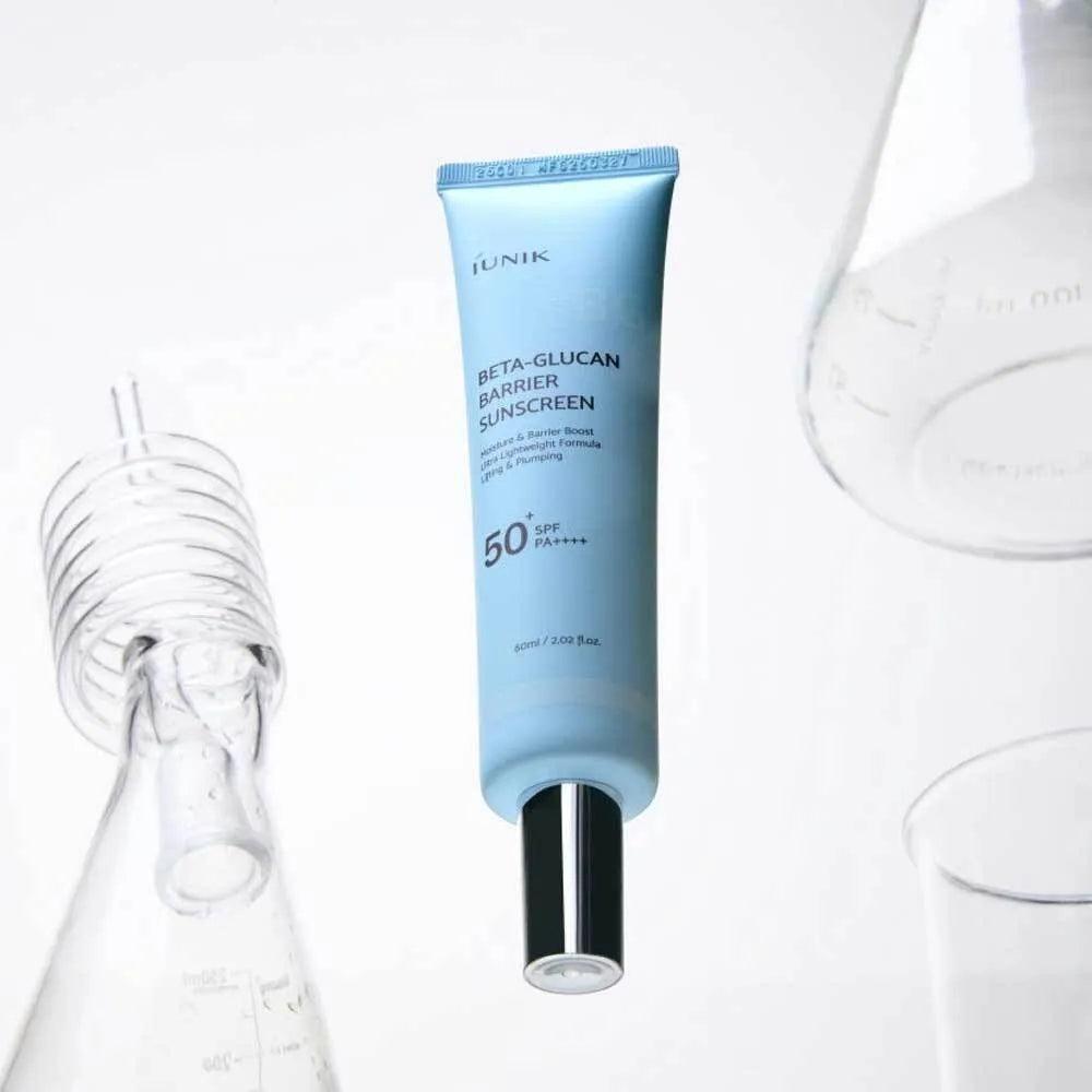 IUNIK Beta Glucan Barrier Sunscreen 60ml de la marque IUNIK, tube bleu en contexte salle de soins blanc.