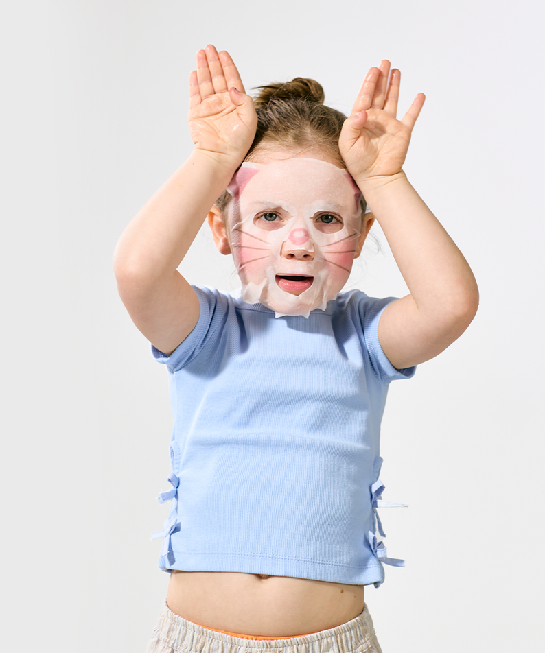 IUNIK Beta Glucan Family Moisture Mask for Kids (10 sheets), marque IUNIK, enfant avec masque visage rose sur fond clair.