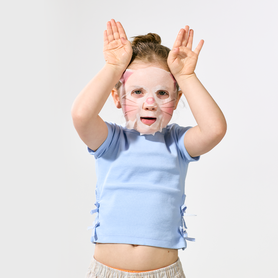 IUNIK Beta Glucan Family Moisture Mask for Kids (10 sheets), marque IUNIK, enfant avec masque visage rose sur fond clair.