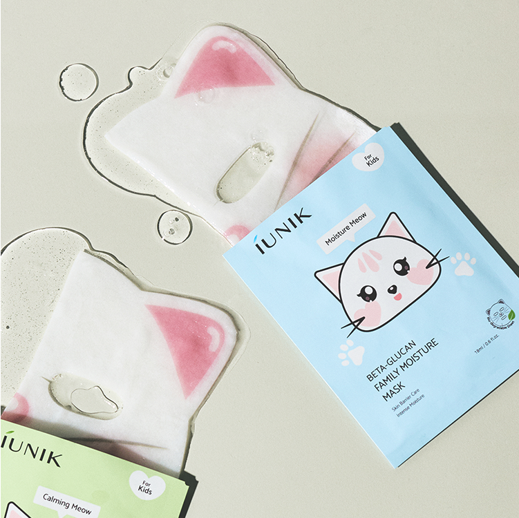 Décris l'image en français : IUNIK Beta Glucan Family Moisture Mask for Kids (10 sheets), masques pour enfants, pack bleu, chat.