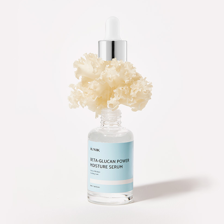 IUNIK Beta Glucan Power Moisture Serum 50ml, flacon bleu IUNIK sur fond clair avec texture de crème blanche.
