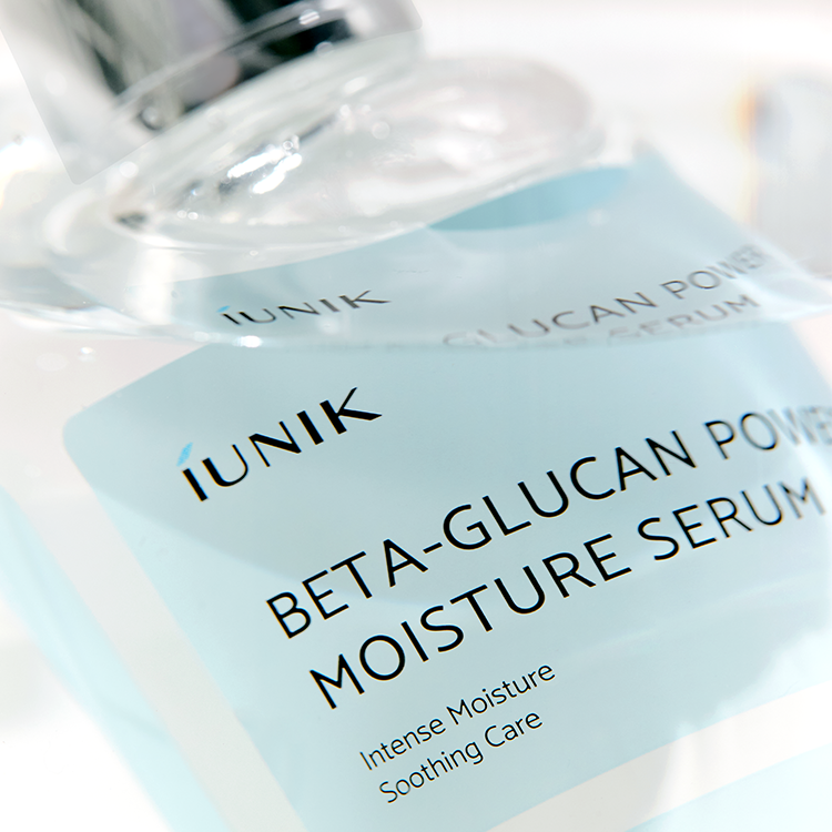 IUNIK Beta Glucan Power Moisture Serum 50ml, marque IUNIK, flacon sur packaging bleu, gouttes d’eau en arrière-plan, soin hydratant