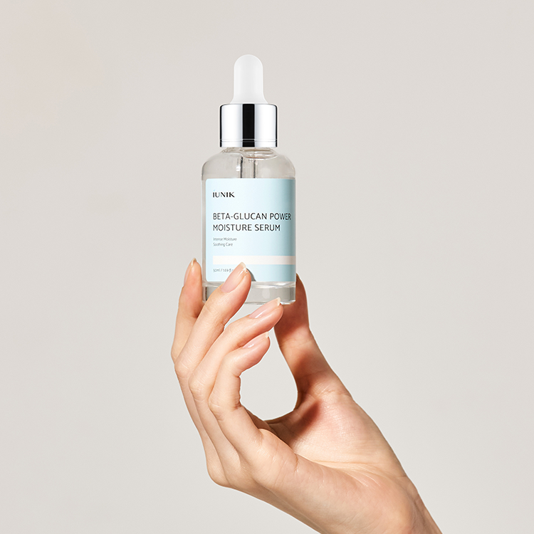 IUNIK Beta Glucan Power Moisture Serum 50ml de la marque IUNIK, mains tenant le sérum sur fond clair (contexte beauté)