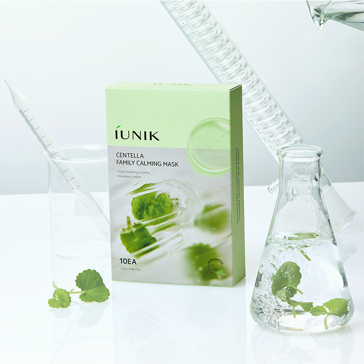 IUNIK Centella Family Calming Mask (10 sheets) de la marque IUNIK, boîte verte sur fond clair avec feuilles de centella