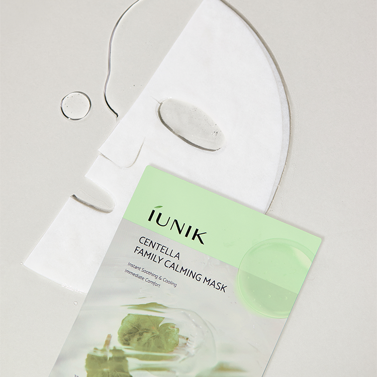 IUNIK Centella Family Calming Mask (10 sheets) de la marque IUNIK sur emballage, visuel masque tissu blanc & vert.
