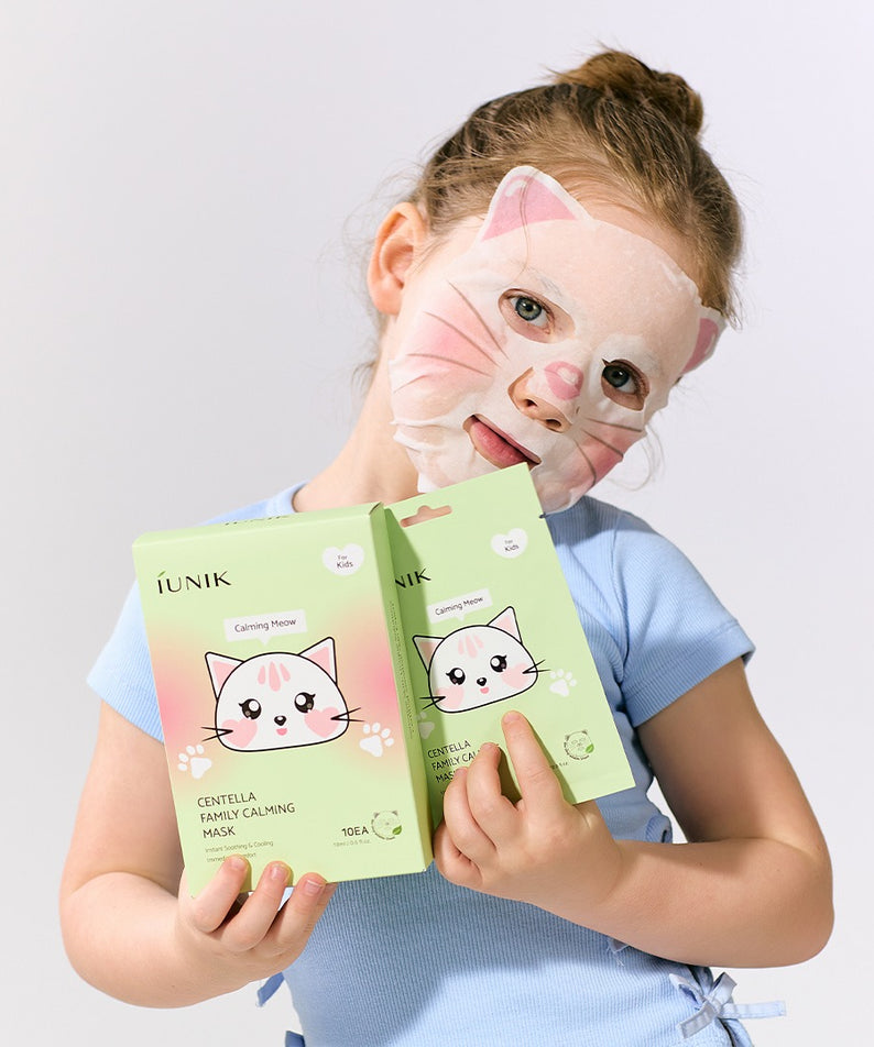IUNIK Centella Family Calming Mask for Kids (10 sheets), marque IUNIK, enfant tenant des masques calmants à la centella.