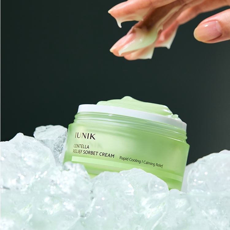 IUNIK Centella Relief Sorbet Cream 50ml, pot vert sur glace et goutte verte, contexte soins visage apaisants