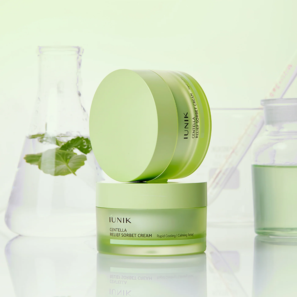 IUNIK Centella Relief Sorbet Cream 50ml, crème apaisante à la centella par IUNIK, pot vert sur fond soins skincare