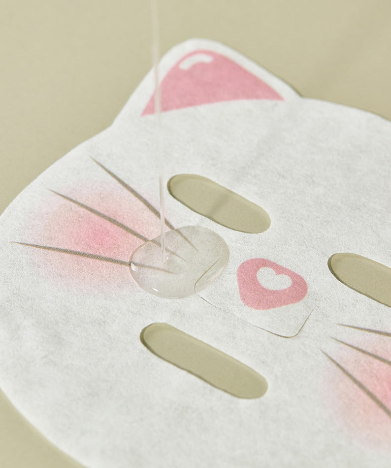 Masque apaisant pour enfants IUNIK Centella Family (10 feuilles) avec motif de chat et sérum hydratant visible, parfait pour les peaux sensibles.