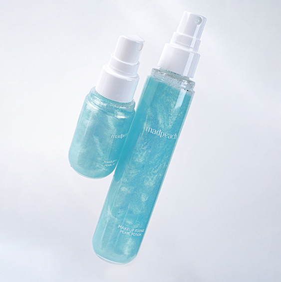 IVI MAD PEACH Makeup Fixer Pearl Potion 80ml, flacons turquoise avec pompe sur fond blanc, visuel produit maquillage