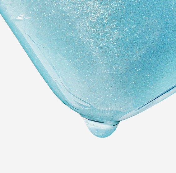 Décris l'image en français mentionnant le produit IVI MAD PEACH Makeup Fixer Pearl Potion 80ml, texture perle bleue sur fond blanc.