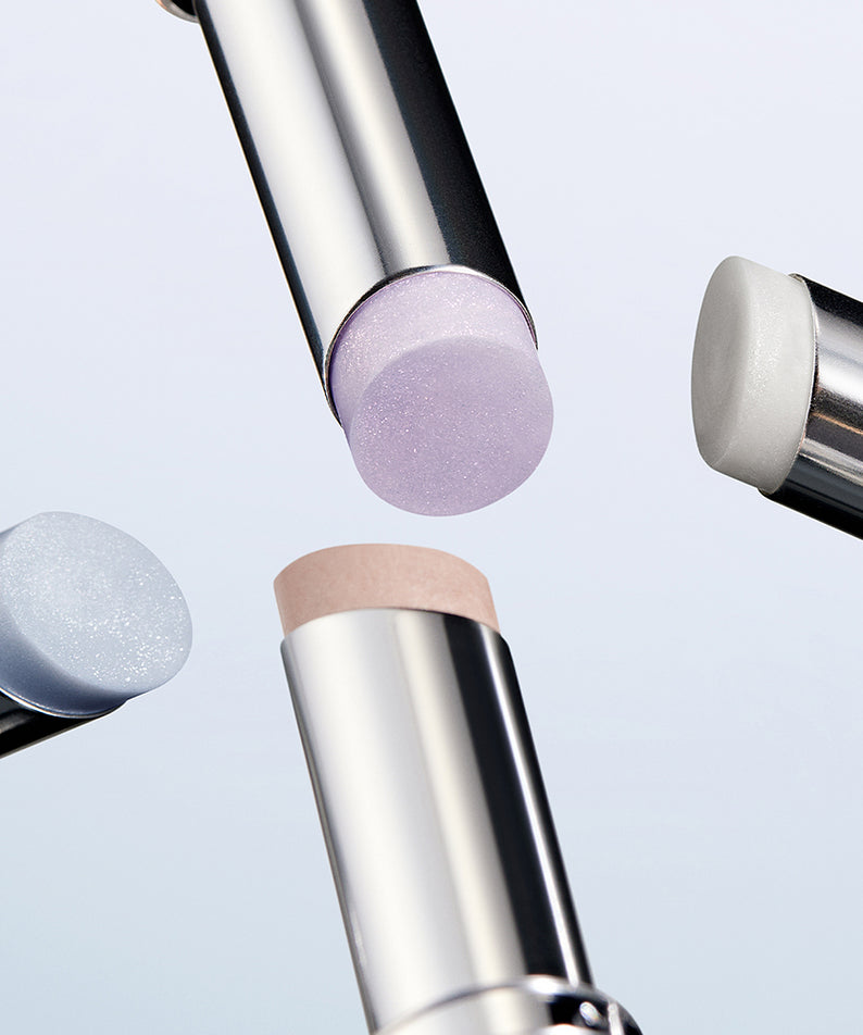 IVI MAD PEACH Milky Way Highlighter Stick en présentation multicolore sur fond clair.