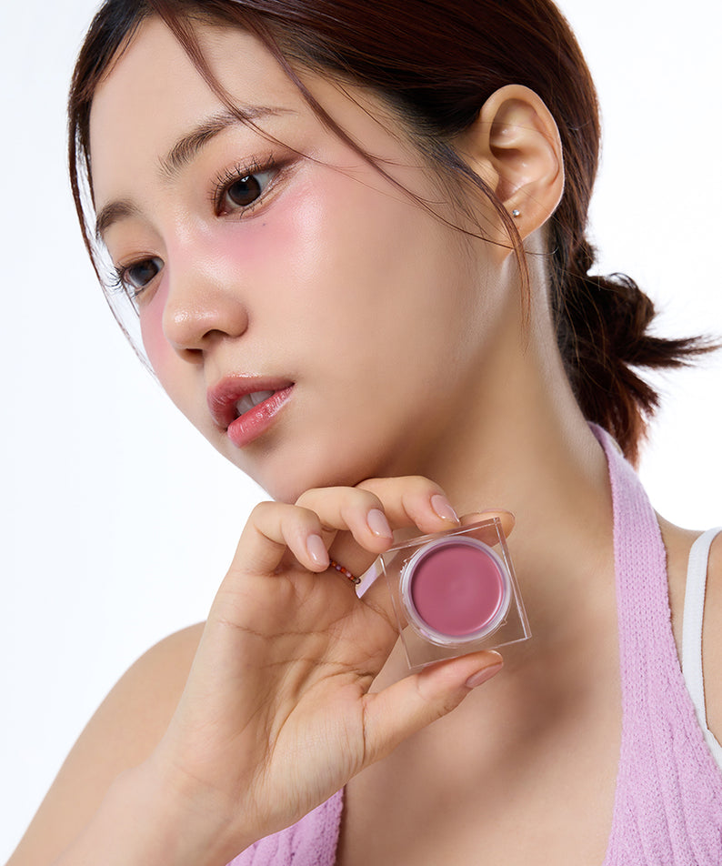 Femme appliquant IVI MAD PEACH Mood Mix Cream Blusher sur ses joues pour un look naturel et lumineux.