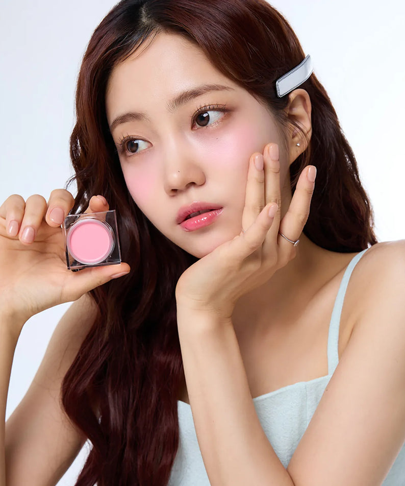 Femme tenant le fard à joues IVI MAD PEACH Mood Mix Cream Blusher, maquillage pour un teint frais et naturel.