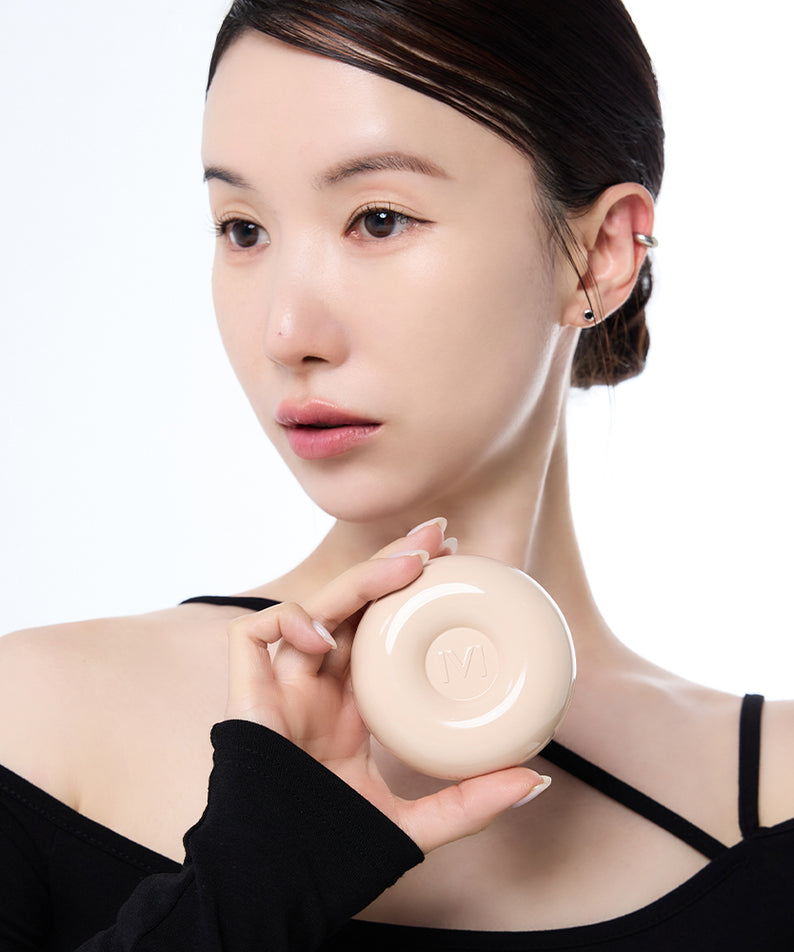 Femme portant le IVI MAD PEACH Plain Velvet Matte Cushion, montrant le produit de maquillage élégant et moderne.