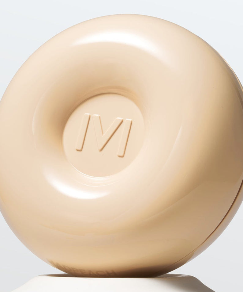 Coussin mat en velours IVI MAD PEACH, revêtement beige élégant.