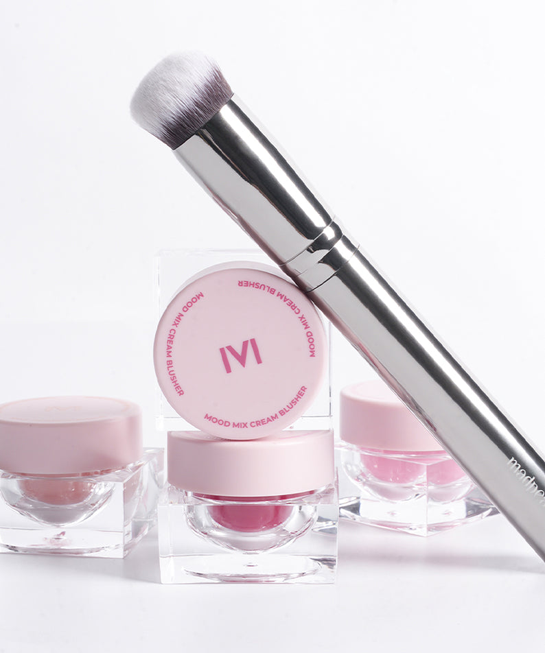 IVI MAD PEACH Soft Touch Makeup Brush, pinceau maquillage de la marque IVI, sur fond blanc avec pots roses.