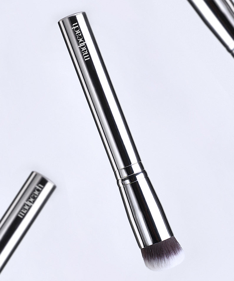 IVI MAD PEACH Soft Touch Makeup Brush, pinceau maquillage IVI, poils doux sur fond blanc, gros plan.