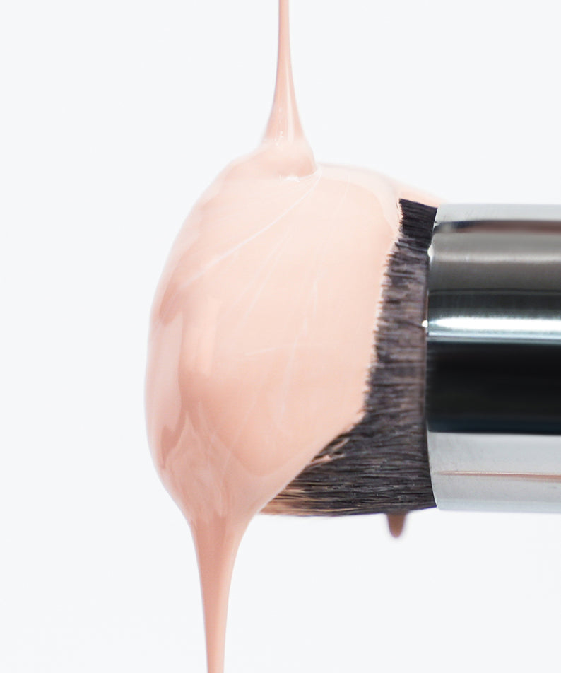 IVI MAD PEACH Soft Touch Makeup Brush : gros plan sur les poils doux roses sur pinceau de maquillage, fond clair.