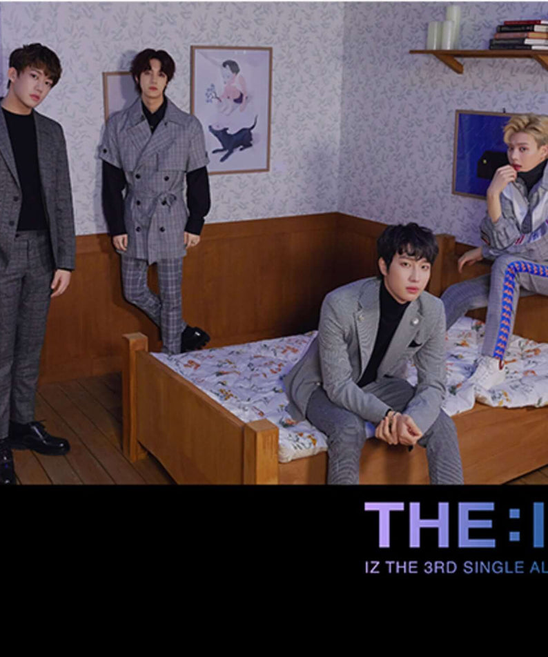 IZ - 3rd Album [THE:IZ] - Album Kpop : visuel promo en chambre, photos des membres IZ, couverture THE:IZ en fond noir.