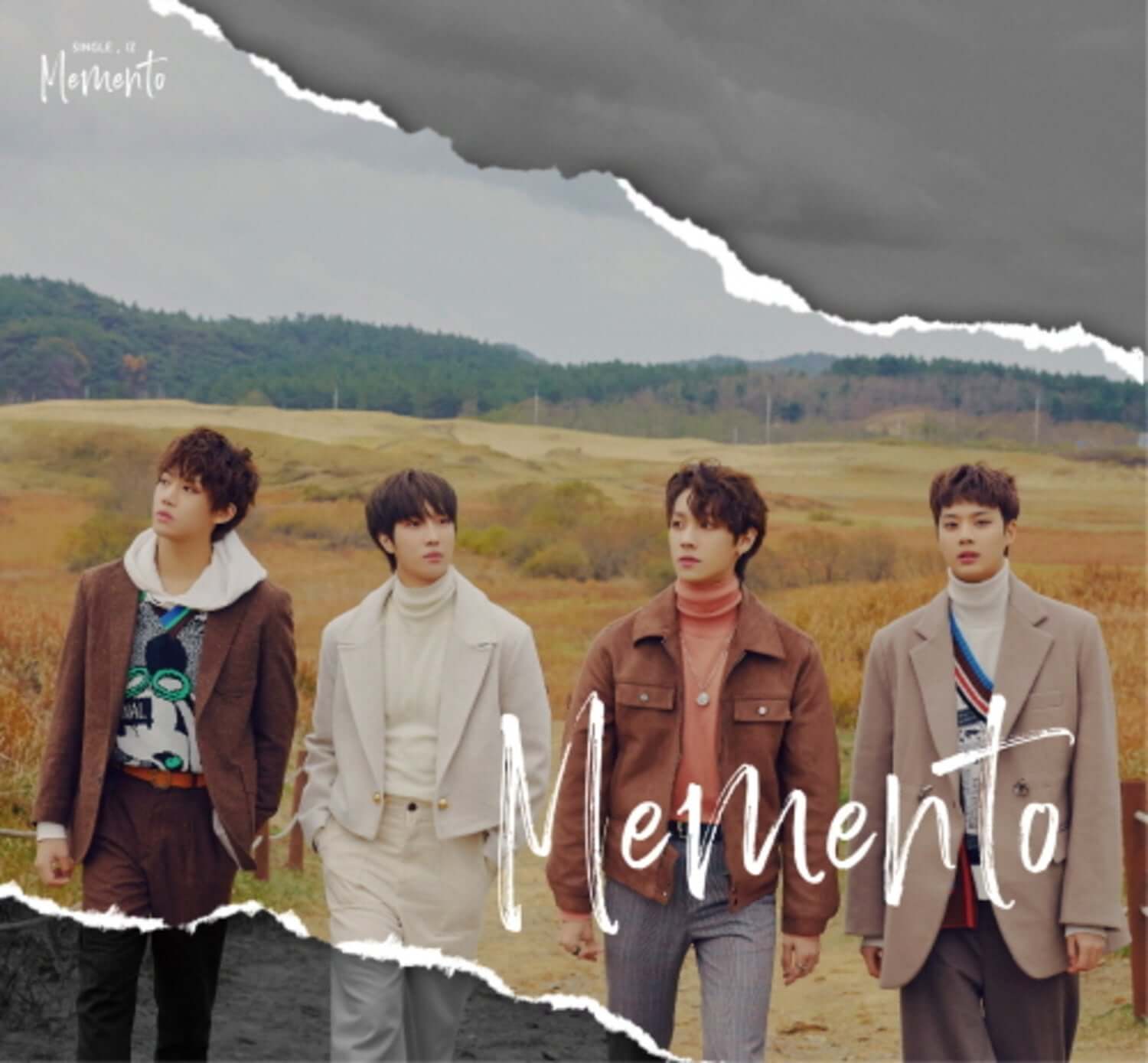 IZ - (MEMENTO) - Album Kpop : groupe IZ en extérieur champ/landscape, visuel concept Memento, pochette Kpop