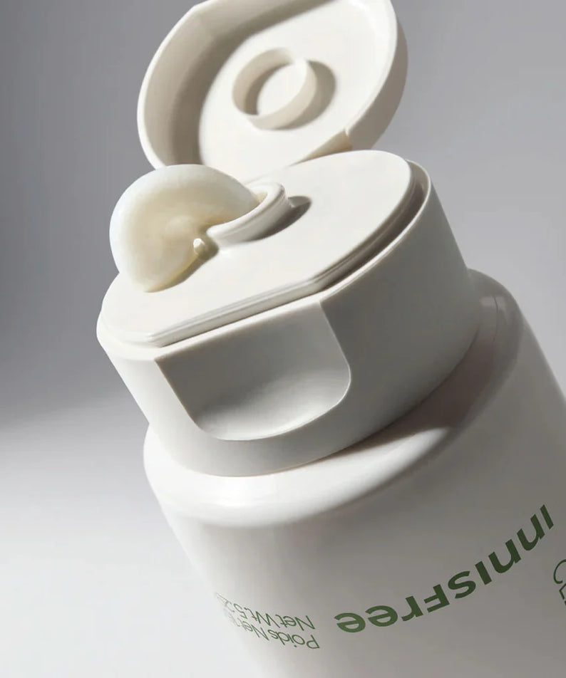 INNISFREE Olive Vitamin E Real Cleansing Foam 150ml en flacon blanc sur fond gris, produit de la marque INNISFREE, visuel démo.