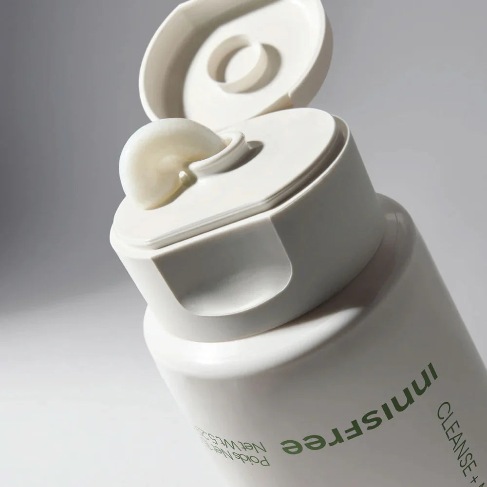 INNISFREE Olive Vitamin E Real Cleansing Foam 150ml en flacon blanc sur fond gris, produit de la marque INNISFREE, visuel démo.
