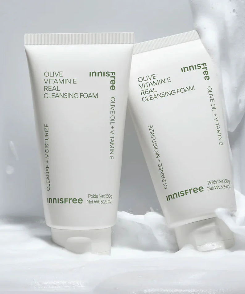 INNISFREE Olive Vitamin E Real Cleansing Foam 150ml, tubes de nettoyant sur fond blanc avec texture mousse, marque INNISFREE.