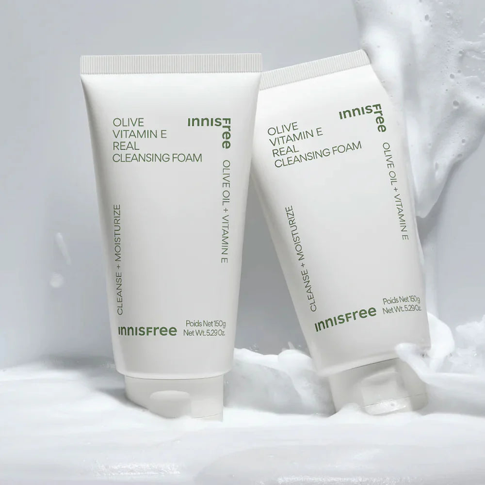 INNISFREE Olive Vitamin E Real Cleansing Foam 150ml, tubes de nettoyant sur fond blanc avec texture mousse, marque INNISFREE.