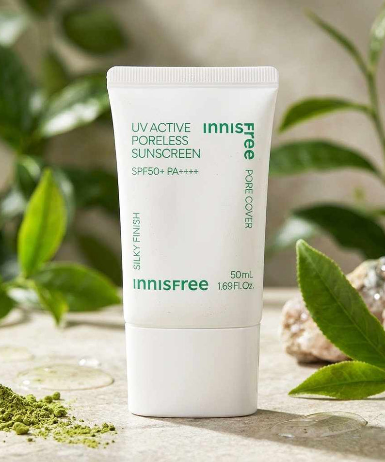 INNISFREE UV Active Poreless Sunscreen 50ml, crème solaire Innisfree sur fond nature avec feuilles vertes, pot 50ml